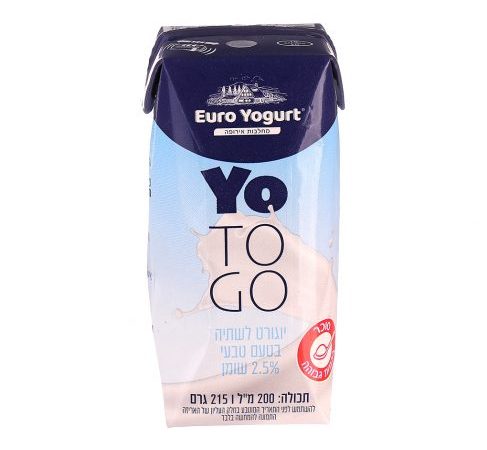 زبادي بنكهة طبيعية مع القشة