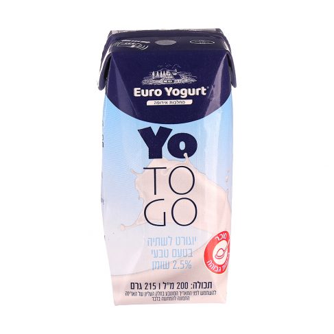 زبادي بنكهة طبيعية مع القشة